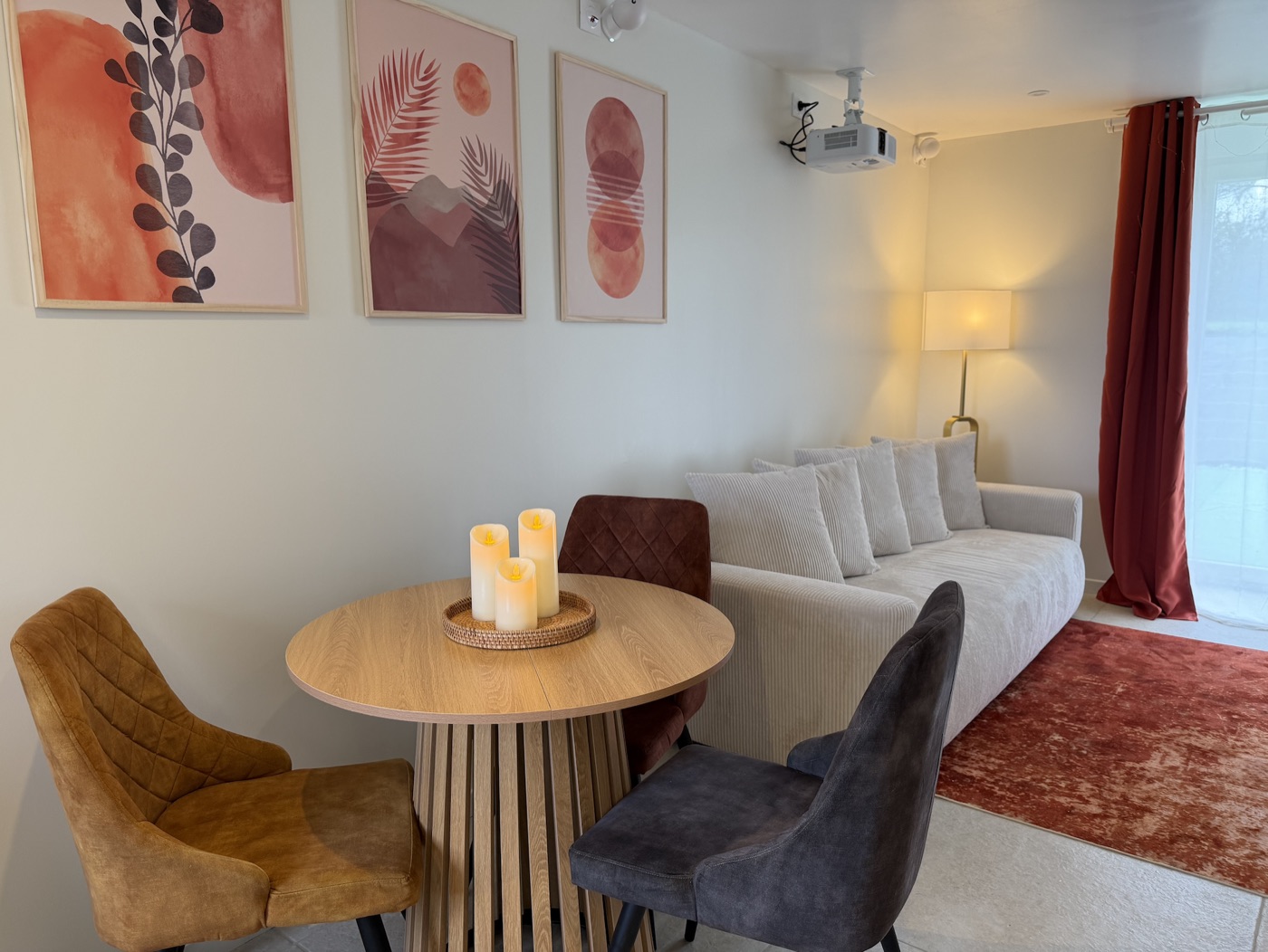 Salon cosy avec home cinéma