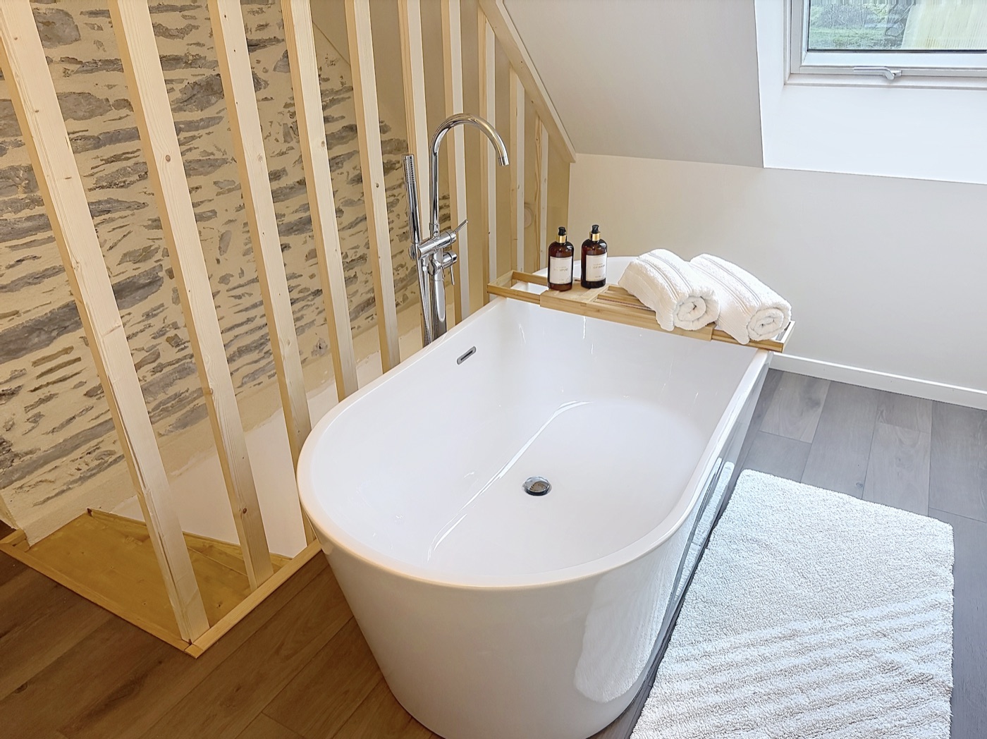 Salle de bain avec baignoire élégante